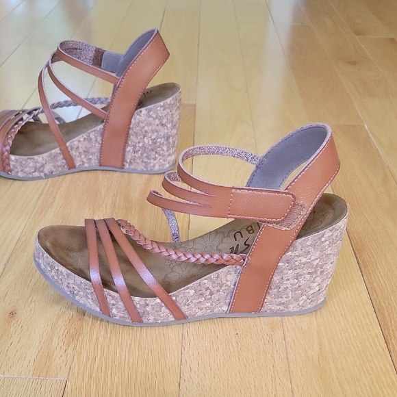 Elegant Tan Strappy Wedge Sandals - Picture 2 of 5